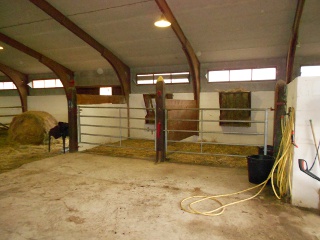Vue des boxes avec barrière.